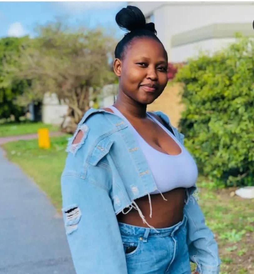 Nozipho Thuntubela was supposed to go back to Queenstown from PE yesterday. She hitchhiked around 3, in a Navy Hyundai REG- Mivu02 WC &amp; texted that she isn't feeling safe, something seems off. Her phone is now off. For info contact 067 405 8587 / 0617554337

Retweet For Awareness