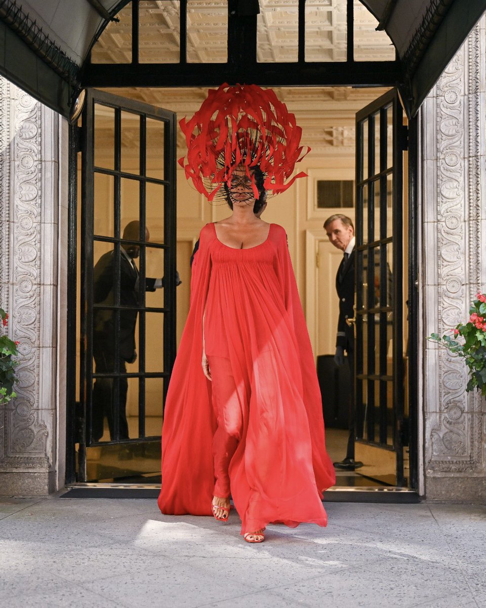 'It's not crazy. It's Valentino.'

For @AndJustLikeThat second season, @nicolearip was seen in a custom red dress with train and feather headpiece, designed especially for the occasion by Creative Director #PierpaoloPiccioli

#AndJustLikeThat
@StreamOnMax