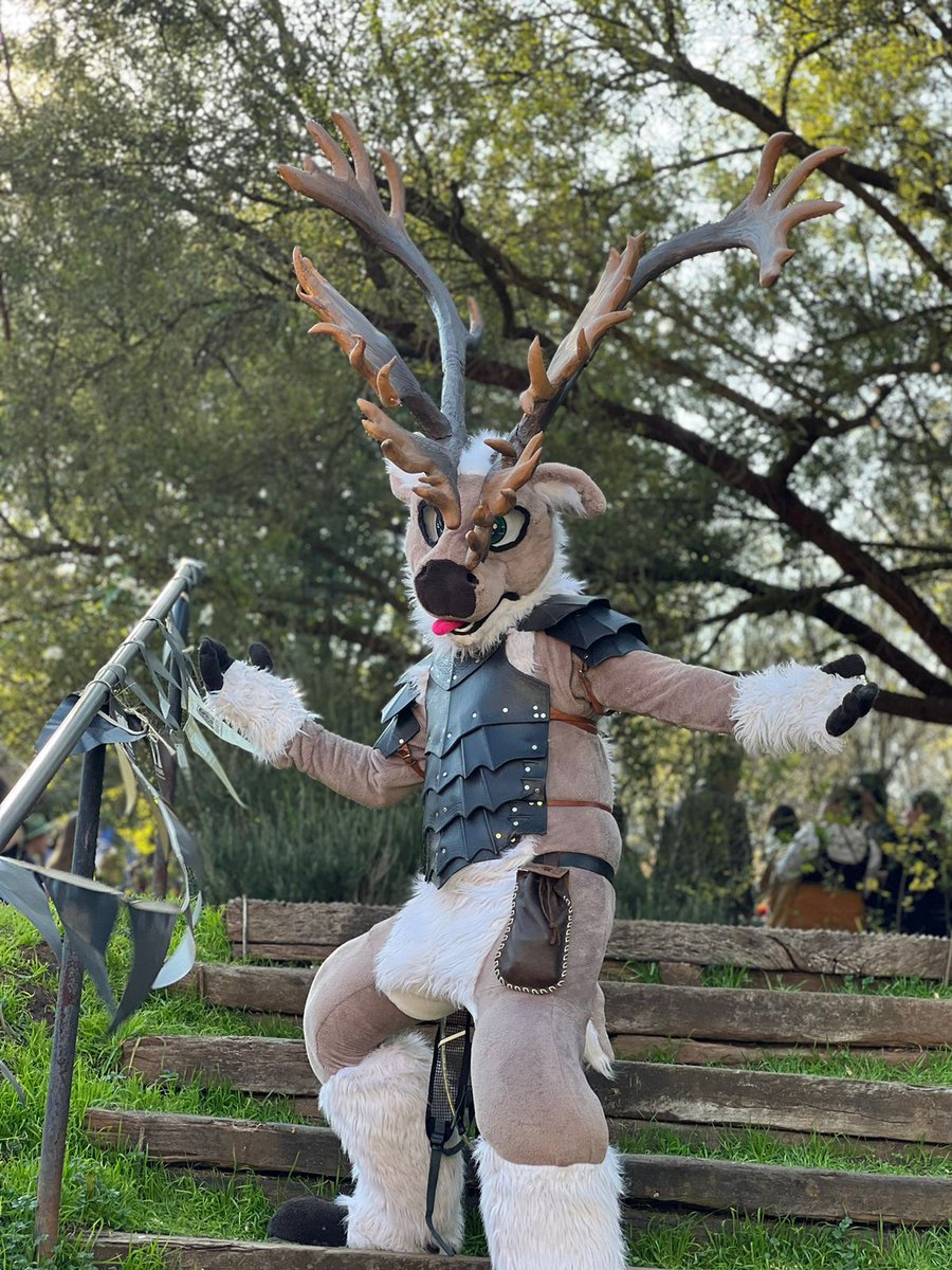Happy Friday!  Lets protect the forest.  Who is ready to lock antlers with me ? 

#deersuit #FursuitFriday #fursuit