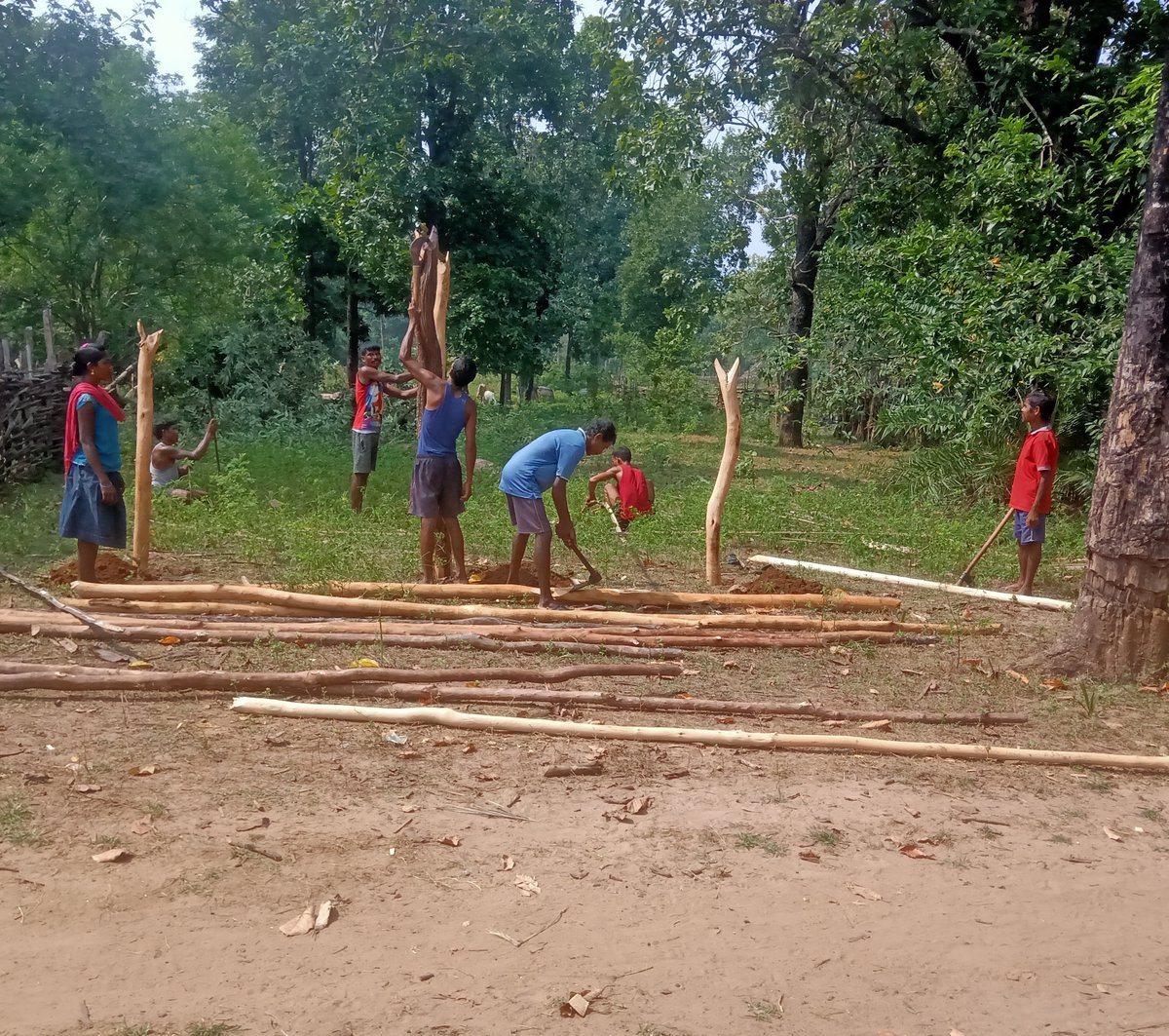 anshugoonj's tweet photo. 45 residents from the Pega village put 3 days of efforts to build this study centre for the village's children who did not have a proper place to sit, study or play together.
Village: Pega
District: Aluri Sitarama Raju
State: Andhra Pradesh
Year: 2022
#goonj #clothforwork https://t.co/pb03KNOoPq