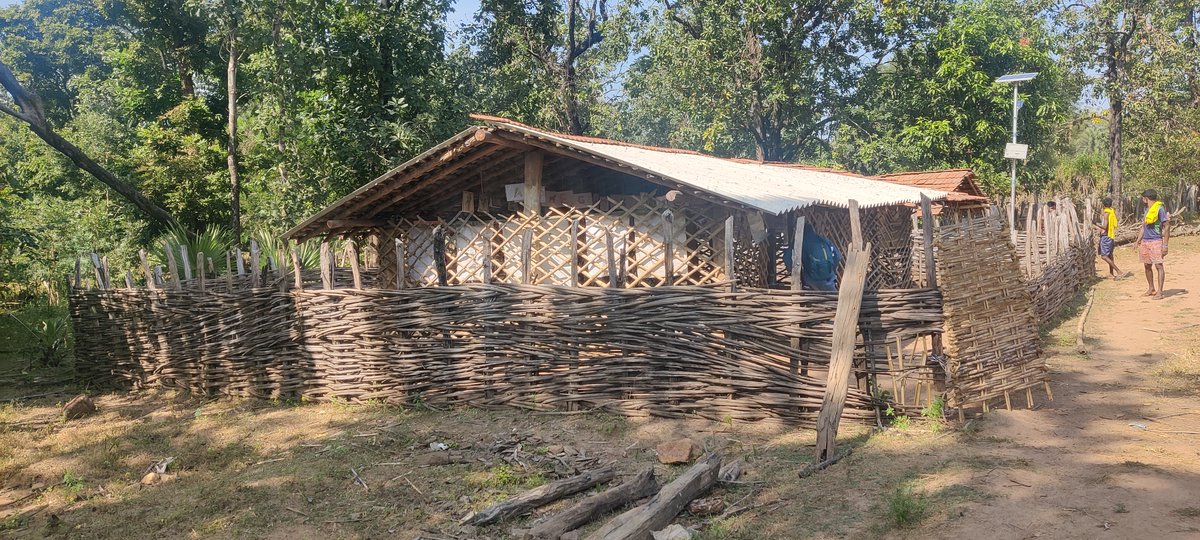 anshugoonj's tweet photo. 45 residents from the Pega village put 3 days of efforts to build this study centre for the village's children who did not have a proper place to sit, study or play together.
Village: Pega
District: Aluri Sitarama Raju
State: Andhra Pradesh
Year: 2022
#goonj #clothforwork https://t.co/pb03KNOoPq
