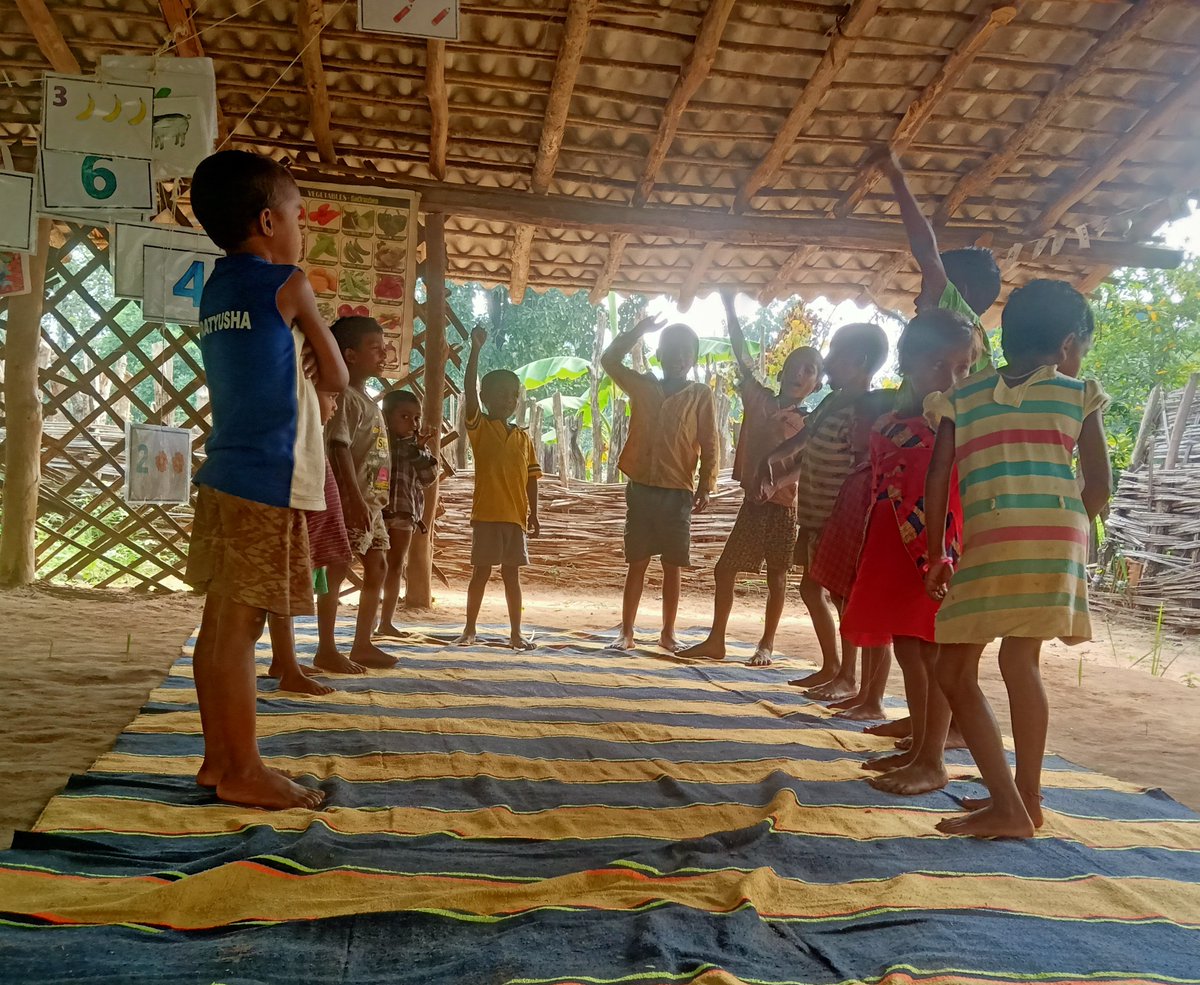 anshugoonj's tweet photo. 45 residents from the Pega village put 3 days of efforts to build this study centre for the village's children who did not have a proper place to sit, study or play together.
Village: Pega
District: Aluri Sitarama Raju
State: Andhra Pradesh
Year: 2022
#goonj #clothforwork https://t.co/pb03KNOoPq