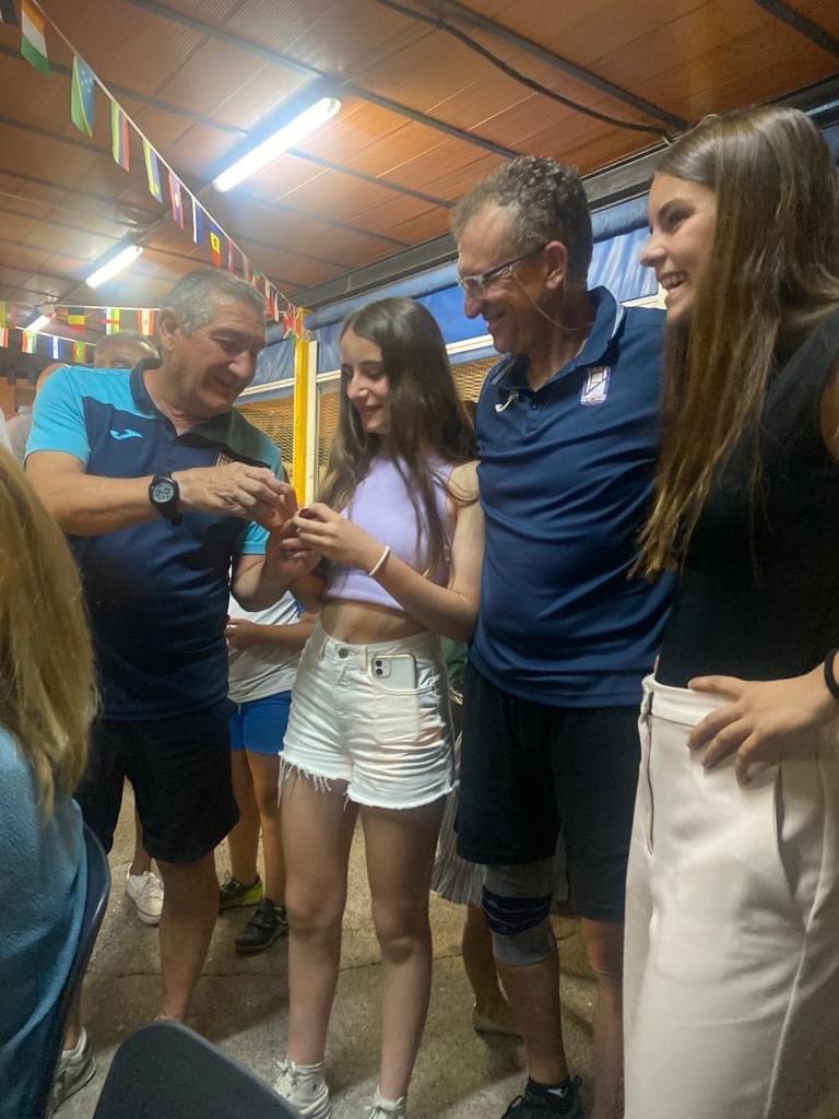 En la tarde de ayer, se les hizo entrega de la insignia de oro del club a María e Irene.... enhorabuena.
#DBCF
#SanLorenzo