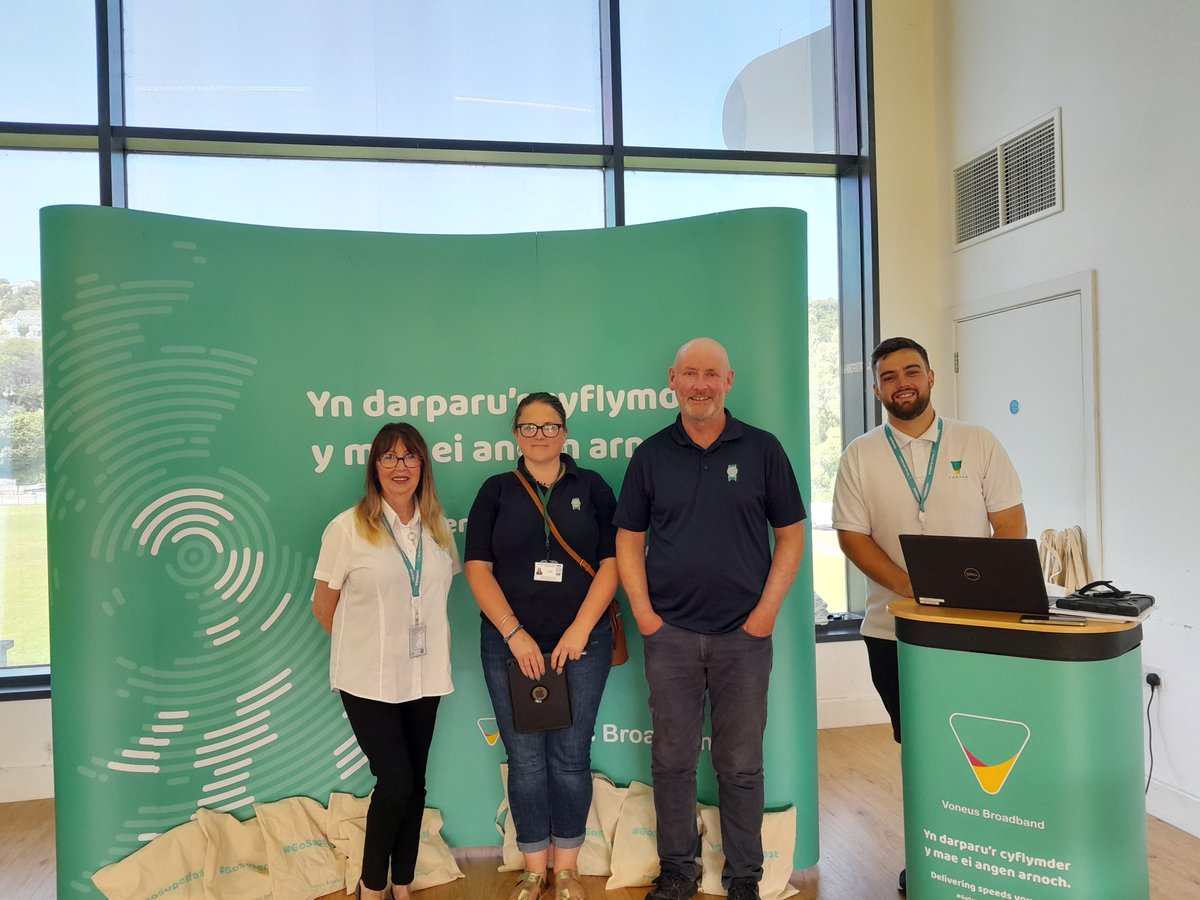 DigitalPembs's tweet photo. Gwych cefnogi tîm Voneus mewn sesiwn galw heibio band eang ffeibr i drigolion Wdig ac Abergwaun. Da gweld y cynnydd yn y broses gyflwyno yn y strydoedd y tu allan.
#ConnectingPembrokeshire
#ultrafast #fibrebroadband #FTTP #fullfibre #gigabitcapable #broadwaybroadband #voneus https://t.co/uzmxYEX1FS