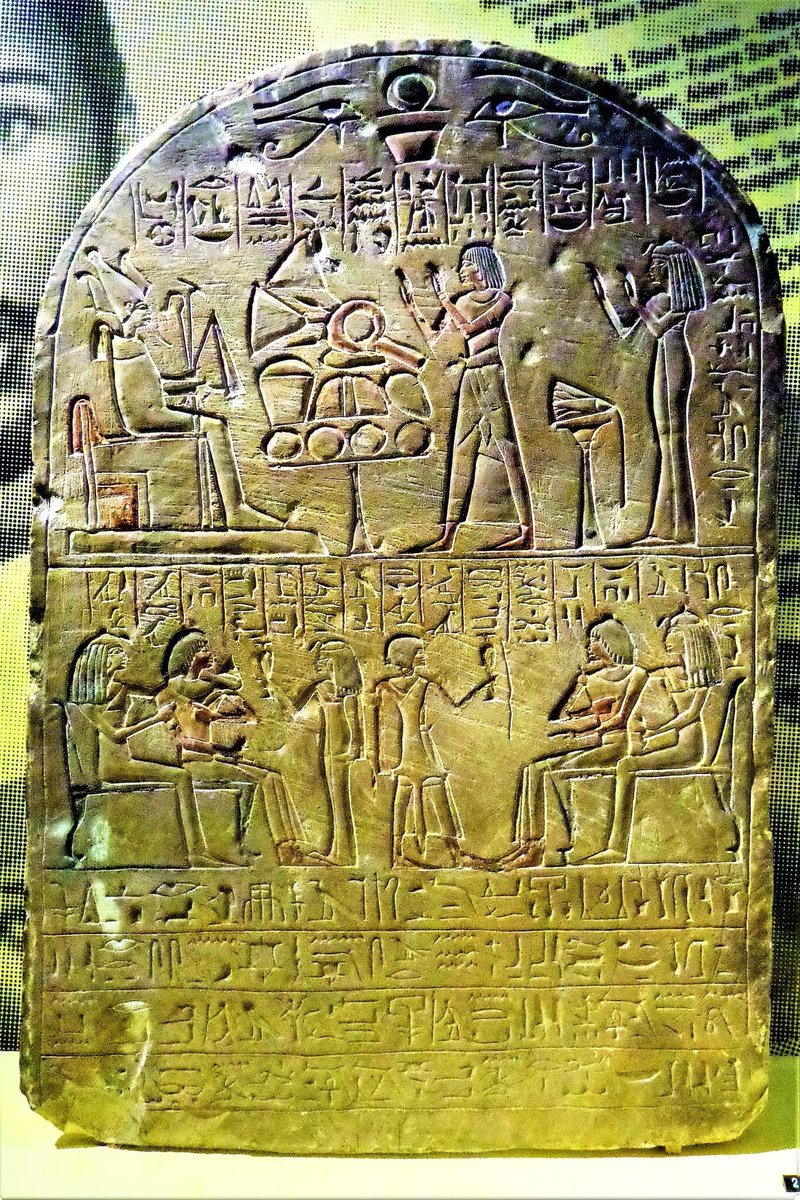 Vorige week heb ik in het @RM_Oudheden in #Leiden de #tentoonstelling ‘ #Kemet ‘ bezocht. Op de foto’s zie je een #Egyptische vrouw met pruik en halskraag, een gekleurde schildering van mannen en vrouwen, een #zonnegod met #valkenkop en een #gedenksteen voor een legerofficier.