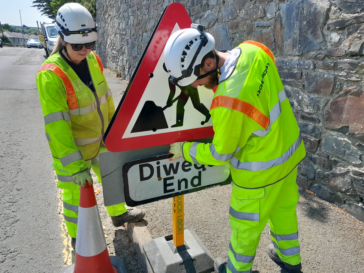 DigitalPembs's tweet photo. Great to support the Voneus team at a fibre broadband drop in for Goodwick &amp; Fishguard residents. Good to see the rollout progress in the streets outside.

#connectingpembrokeshire
#ultrafast #fibrebroadband #FTTP #fullfibre #gigabitcapable #broadwaybroadband #voneus https://t.co/hgoHWESgTu