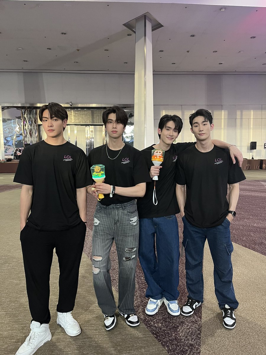 GMMTV's tweet photo. 🔴Live Now : https://t.co/Md9gnAxeRd 

#LOLFanFest2023 
#GMMTV https://t.co/zcIixTZwqn
