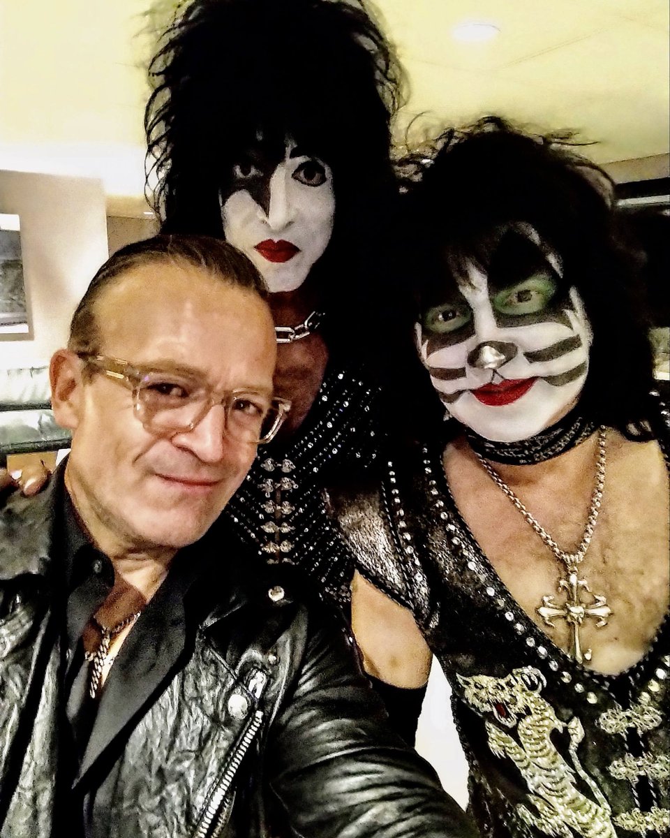 ZuckyConri's tweet photo. @kiss  @PaulStanleyLive Selfie ❤️🤘🏼❤️🙏 Happy Friday @KISSopolis Army #FlashbackFriday2019 #EndOfTheRoadTour #50yearsofkiss https://t.co/CiUrjGx5Td