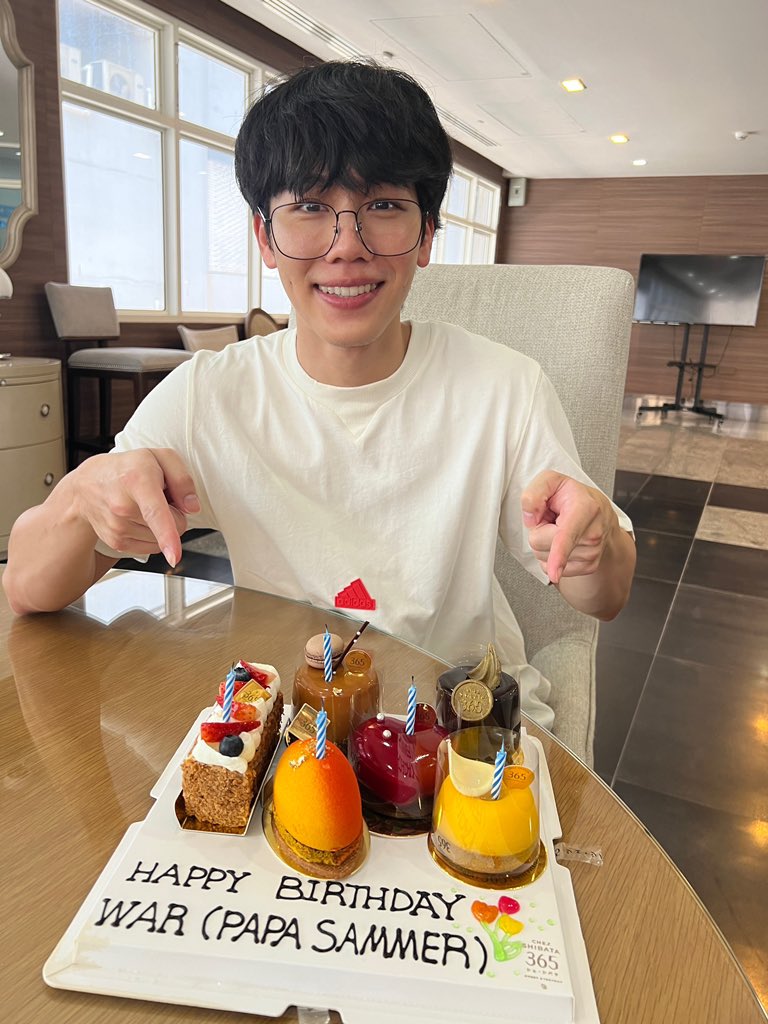 FelinaCaninoTH's tweet photo. ยิ้มโลกสดใส 😁
แฮปปี้ แฮปปี้ นะคับ 🎂

@warwanarat 
#HBD29thSunshineWAR #warwanarat https://t.co/46xM3QnIYP