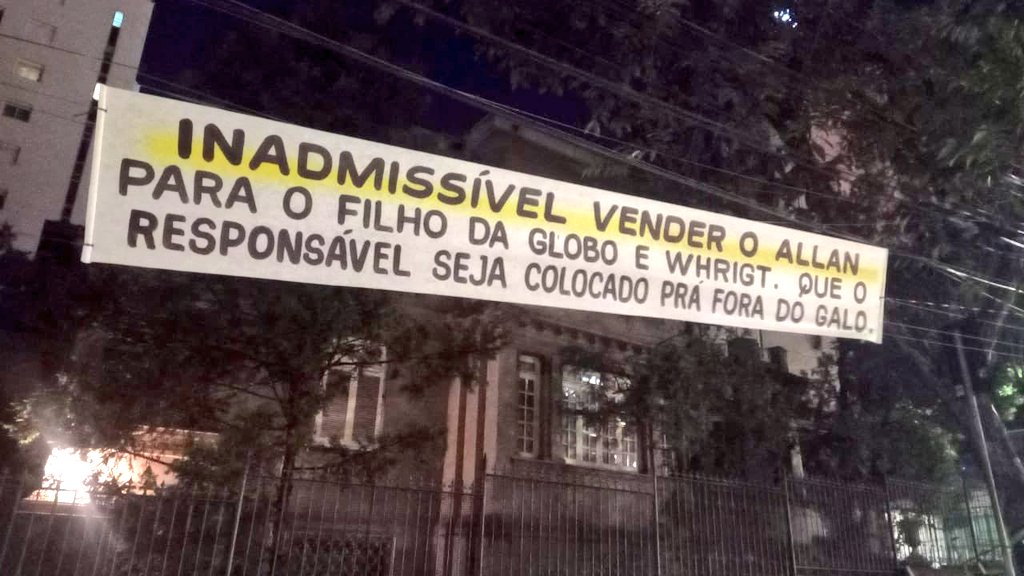 Faixa colocada ontem a noite no centro de Belo Horizonte, contra a venda do Allan.