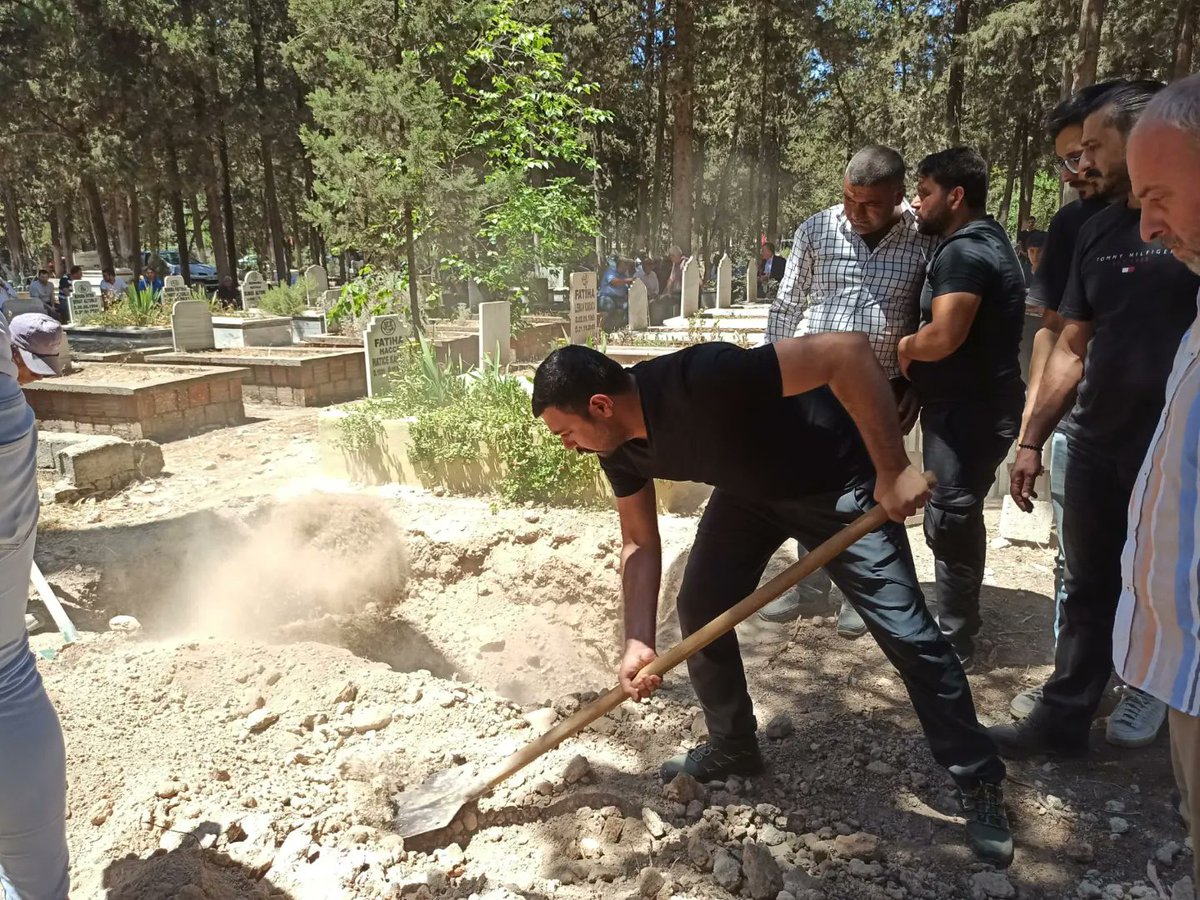 AlihanDoner's tweet photo. Taş Medreseli ağabeyimiz, Ülkücü Hareketin mümtaz kalemlerinden namıdiğer; “Karaca Reis” Mustafa Karaca Ağabey’in cenazesine katıldık.
Merhuma Cenab-ı Allah'tan rahmet ailesine, sevenlerine ve camiamıza başsağlığı dilerim. https://t.co/WJxEIZeFM0
