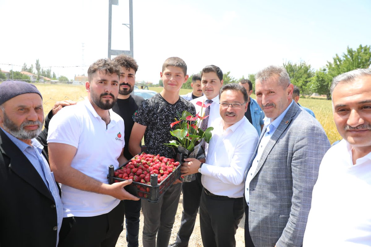 kayserivaliligi's tweet photo. Valimiz Sayın Gökmen Çiçek, Develi Ziyaretleri kapsamında, Vali Yardımcılarımız Şenol Esmer ve Abdullah Kalkan, Kaymakam Enes Emircan Buyuran ve Belediye Başkanı Mehmet Cabbar ile birlikte Sarıca Mahallesinde bulunan çilek bahçesini ziyaret etti. https://t.co/mwxsHCkRLh