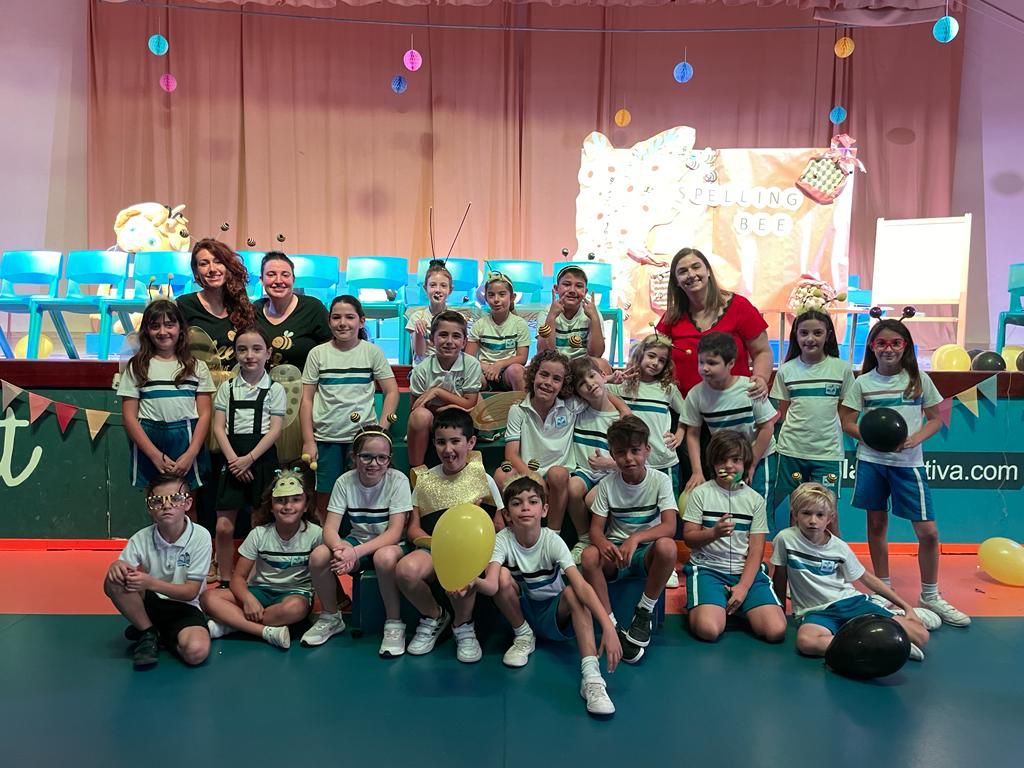 Tangram_LS's tweet photo. 🐝 Increíbles imágenes que nos envía el cole @Claretxativa del Spelling Bee de @Tangram_LS. Queremos felicitar al colegio por la gran organización del Spelling, donde se aprecia a los alumnos emocionados y disfrutando.
#tangramlearningsystems #spellingbee https://t.co/uLwOi5p4xK