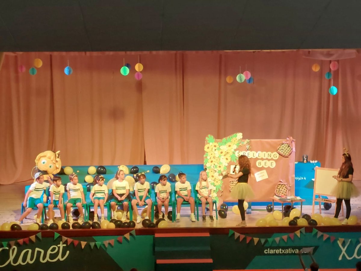 Tangram_LS's tweet photo. 🐝 Increíbles imágenes que nos envía el cole @Claretxativa del Spelling Bee de @Tangram_LS. Queremos felicitar al colegio por la gran organización del Spelling, donde se aprecia a los alumnos emocionados y disfrutando.
#tangramlearningsystems #spellingbee https://t.co/uLwOi5p4xK