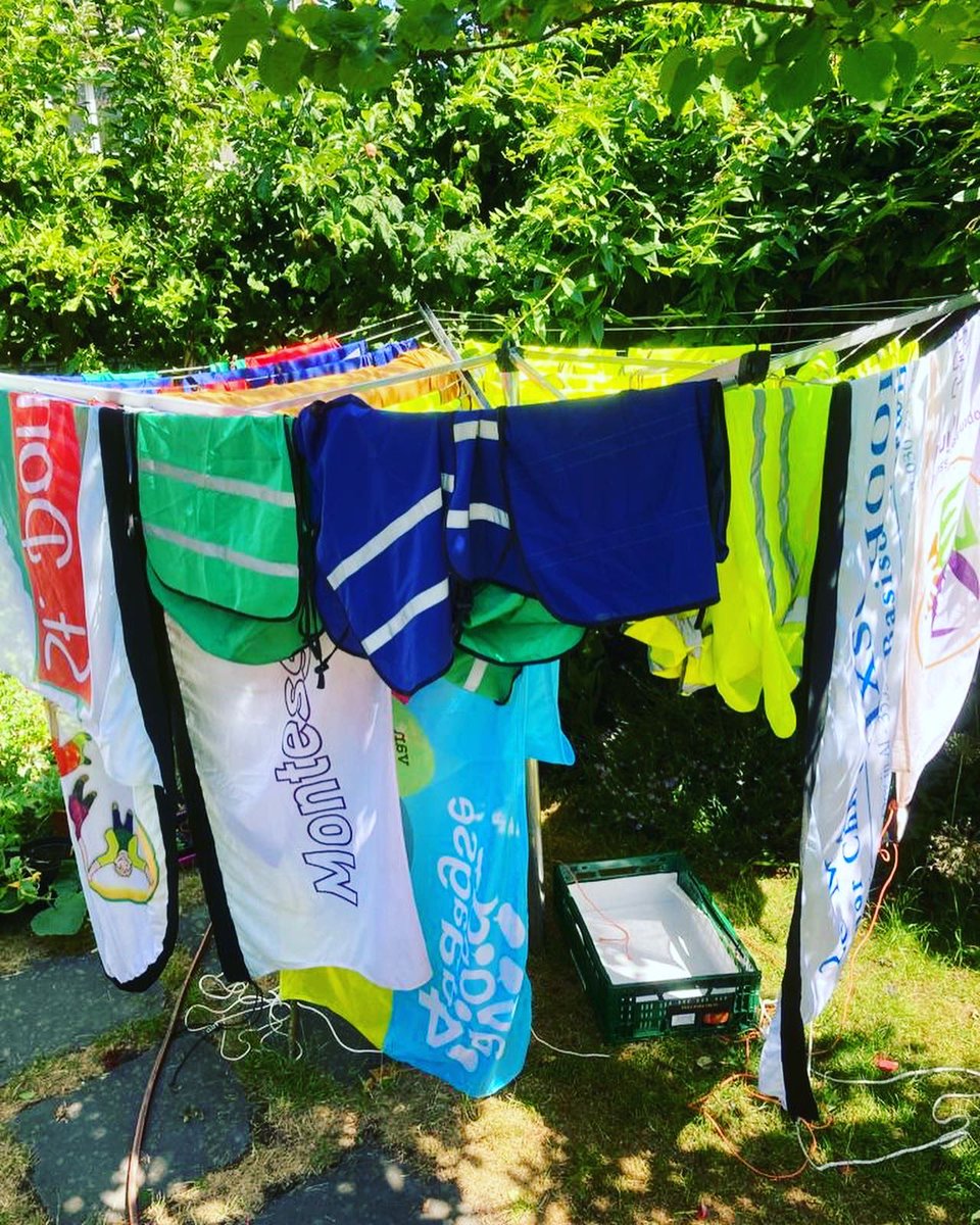 a4dooginal's tweet photo. De hesjes hangen te drogen voor vanavond😊De laatste avond, door de wijk! En aan het eind de 🥇🥇! Veel plezier! De 10 KM en de 5 KM starten beide om 18.30 vanaf de 2e Marnix school. We finishen vanavond bij de Dominicus! #avondvierdaagse #ooginal https://t.co/fPo4PUjZWM