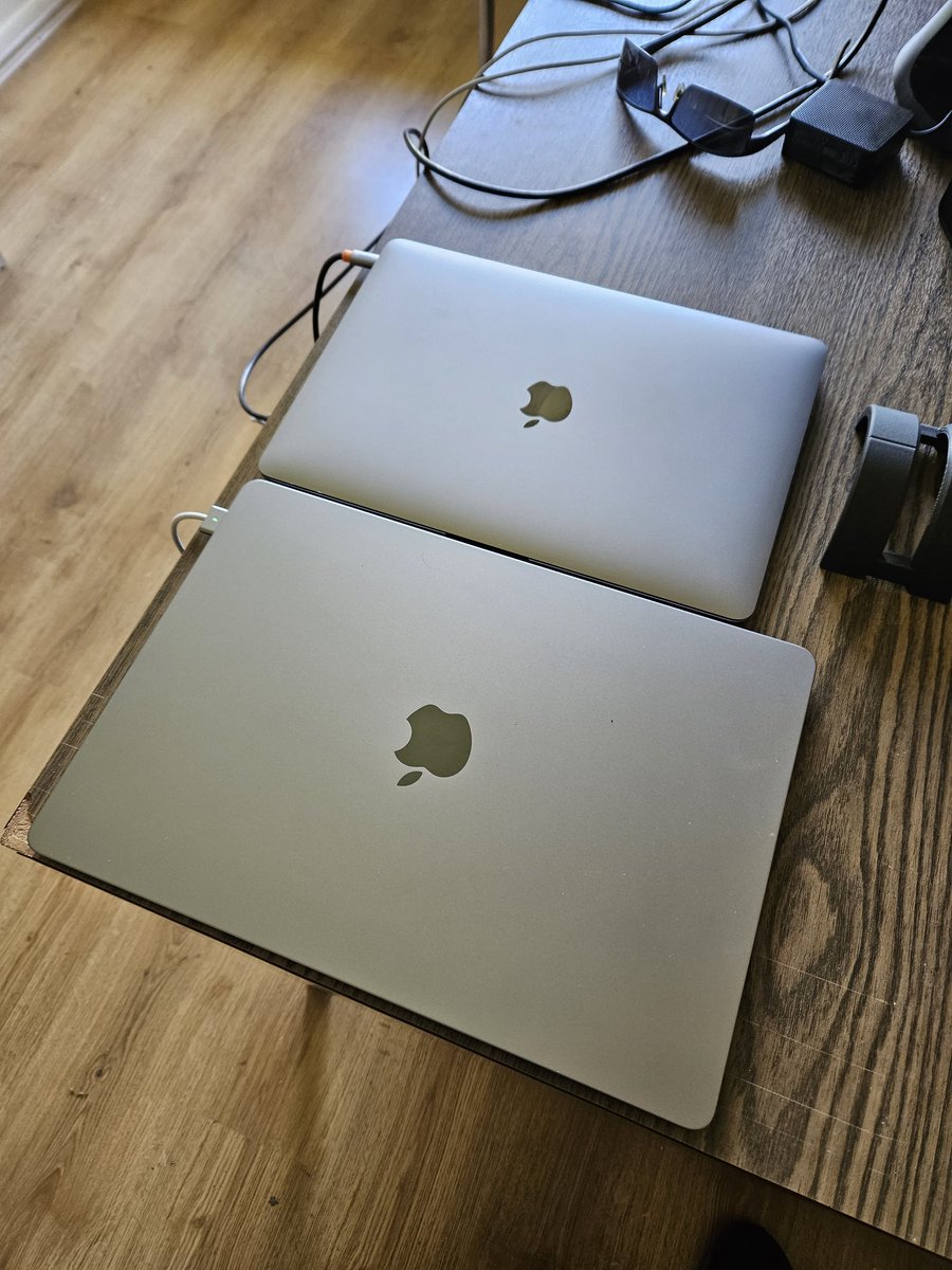 Macbook Air 13' ile Macbook Air 15' arasındaki boyut farkı şöyle birşey.