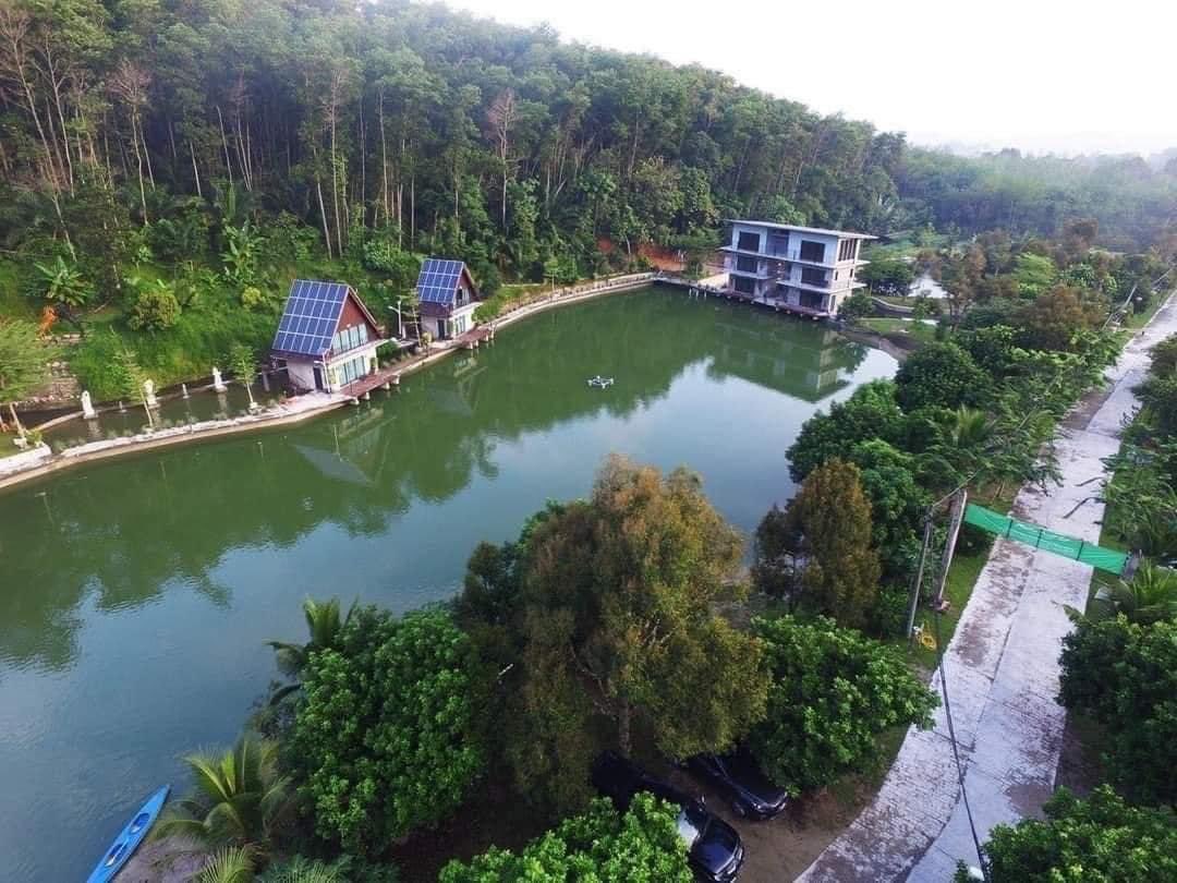 Resort yang tenang. Ada tasik untuk korang lepak-lepak. Banyak aktiviti korang buat kat sini antaranya menunggang kuda, berkayak dan lain-lain lg. Bab makan tak perlu risau, pihak resort akan sediakan.

📍Mantin Forest Art Farmstay, Negeri Sembilan