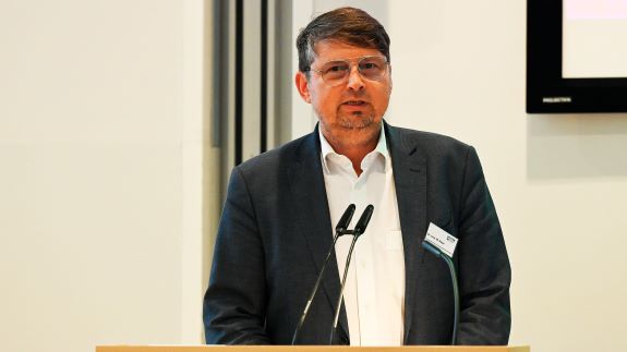 Dr. Wolfgang Ritter warnt vor schwerwiegenden  Folgen für den Bereitschaftsdienst, sollten Poolärzt:innen sozialversicherungspflichtig werden hausaerzte-bayern.de/index.php/pres…
