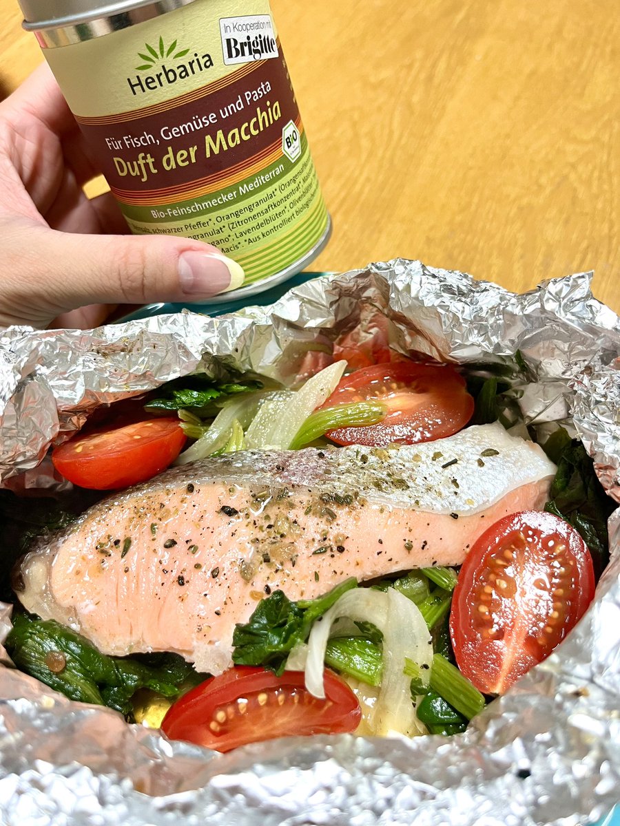 今日はこちらを使ってお料理😋
ハーバリアのセンス・オブ・マキという商品です🧂普段の料理に足すだけでお店みたいな味に✨出来上がりの香りから全然違います🤤

ちなみに…めちゃくちゃ美味しかったです🤤ビール飲もかな…

お疲れ様です😊

#企業公式がお疲れ様を言い合う 
#企業公式相互フォロー