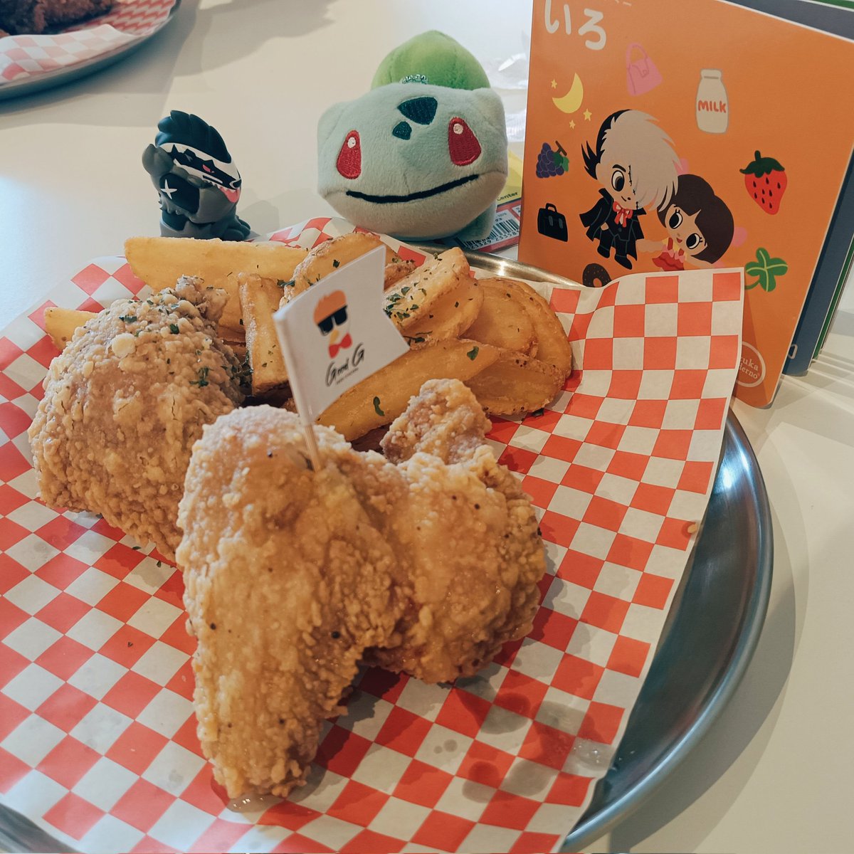 出門吃炸雞🍗謝謝 @rikkai2038 給的黑黑白白男人的繪本跟黑黑白白的熊 謝謝 @pokeno908 畫黑黑白白的男人&洛克 好久沒有見到現實世界的朋友了真開心😘