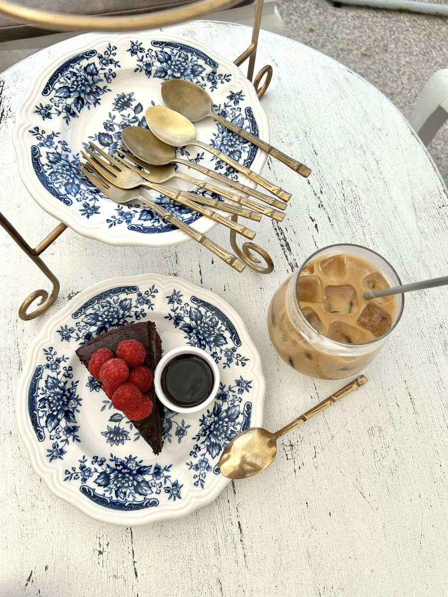 🍊📍Matapita x the hen huahin คาเฟ่ริมทะเลใจกลางเมืองที่หัวหิน แม้จะเปิดมาหลายปีแต่กระแสไม่มีตก😆 เราไปยังต้องรอคิวเลย ร้านตกแต่งโทนขาวให้ฟิลลูกคุณนั่งจิบกาแฟกับขนม ชมวิวฟังเสียงคลื่นเพลินๆ 😛 บรรยากาศดีสมชื่อ <a href="/aroii/">@aroii บอกต่อ</a> <a href="/Kin24hrs/">กิน24ชั่วโมง</a> <a href="/Review_Thailand/">รีวิวไทยเเลนด์</a>