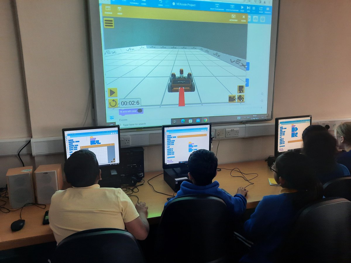BishopChalComp's tweet photo. ๐ข Year 5 pupils at @BernardPrimary got an exciting introduction to Robotic lessons this morning using virtual Robotic. ๐จโ๐ป๐ค Impressed by their programming skills! ๐ @BishopChalloner @PrimaryTolkien #BCComputing #Robotic https://t.co/2pjlosngDT