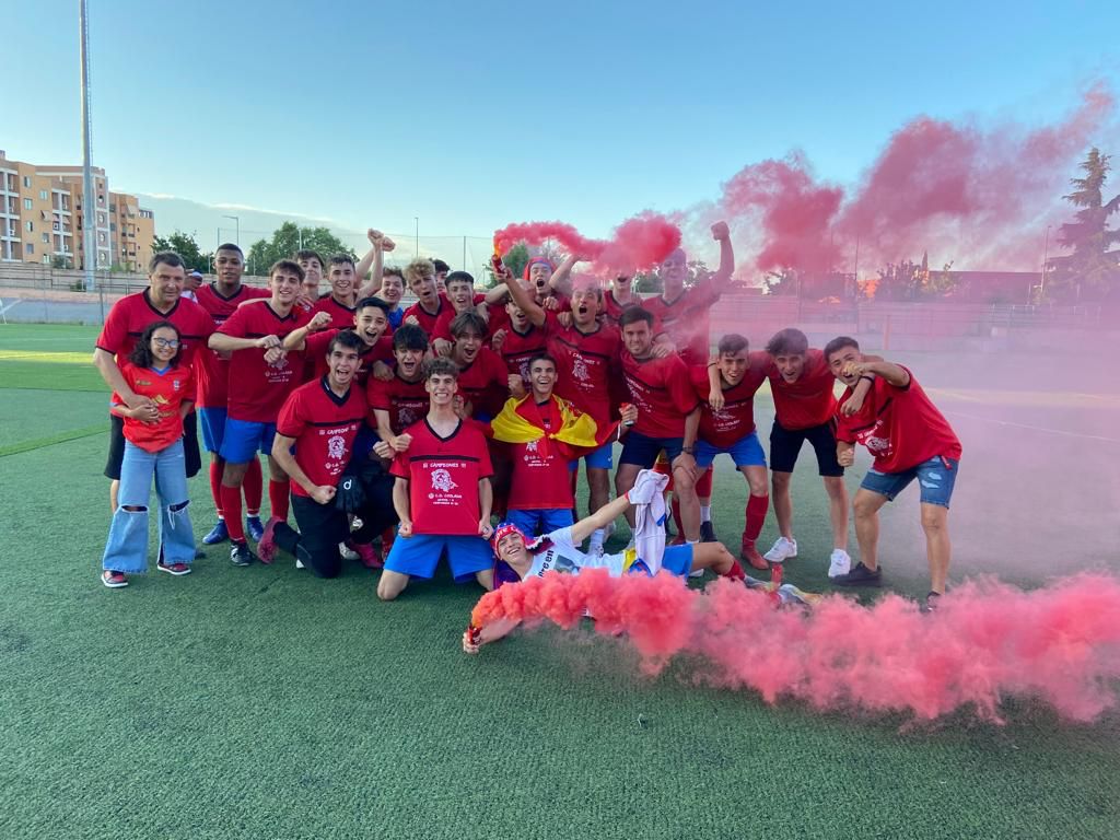 CD_Coslada's tweet photo. COMUNICADO OFICIAL| Martín Adrada (@Martin_111069) no continuará la próxima temporada en nuestro Club.

Tras 3️⃣ excelentes temporadas al frente del Juvenil 🅰️ en las que deja una huella imborrable en el ❤️ de nuestros 🦁🦁🦁, Martín afrontará nuevos retos deportivos.

¡GRACIAS! https://t.co/xcoxO6ZPKh