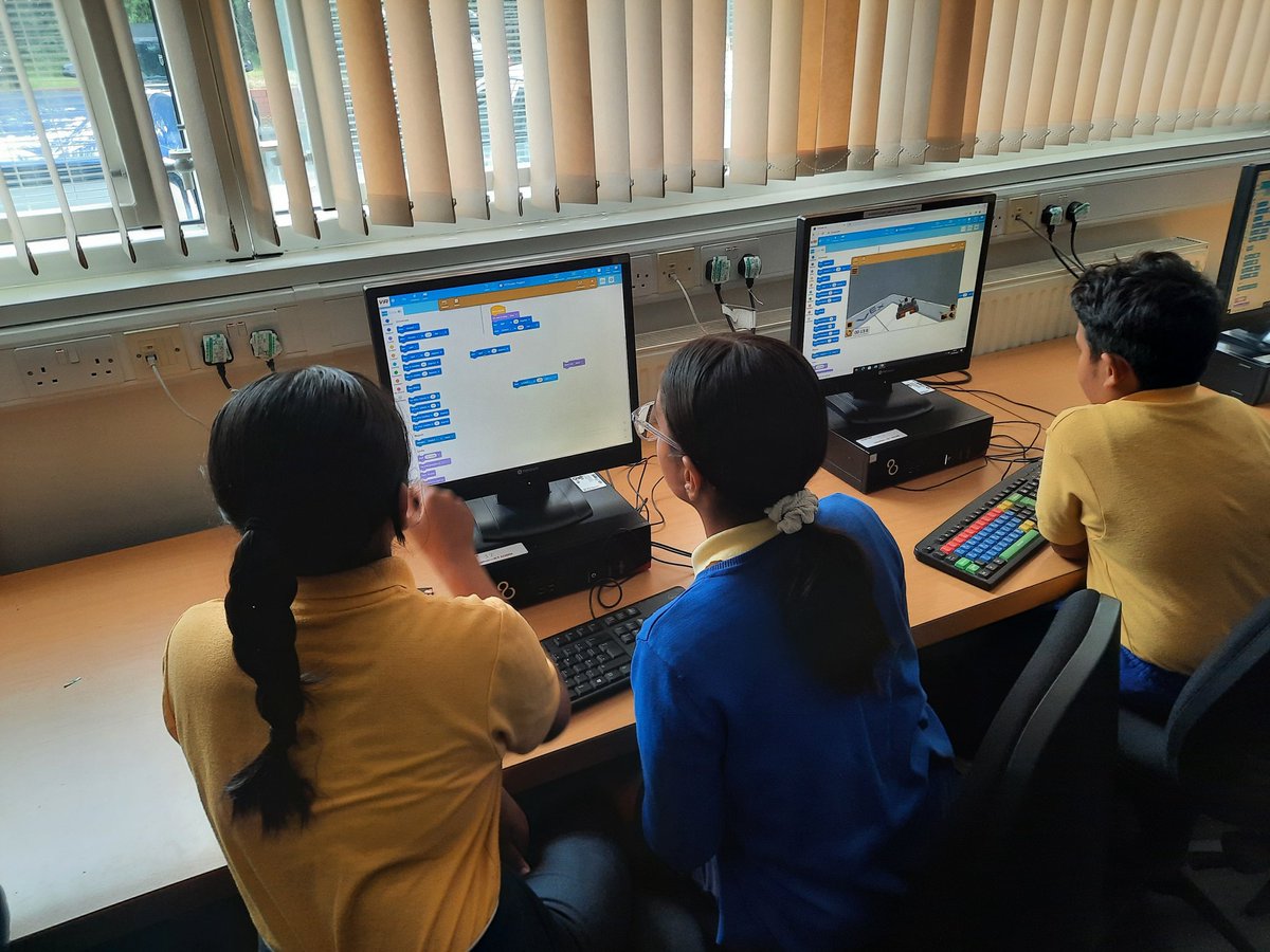 BishopChalComp's tweet photo. ๐ข Year 5 pupils at @BernardPrimary got an exciting introduction to Robotic lessons this morning using virtual Robotic. ๐จโ๐ป๐ค Impressed by their programming skills! ๐ @BishopChalloner @PrimaryTolkien #BCComputing #Robotic https://t.co/2pjlosngDT