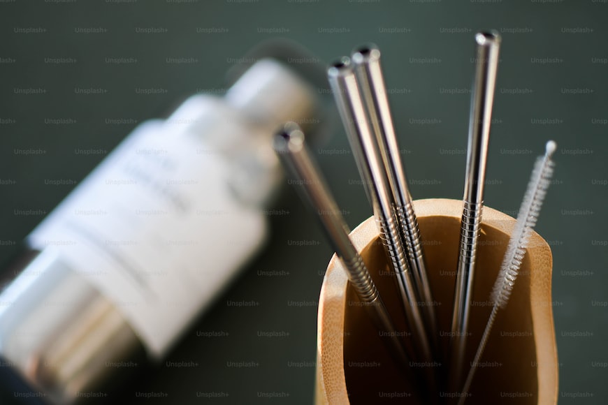 #VrijdagVervanger♻️ Haal jij regelmatig een milkshake of vind je het simpelweg fijner om uit een rietje te drinken? Koop dan geen pak met #plastic rietjes, maar schaf een paar metalen rietjes aan! Dit #zerowaste alternatief is bovendien makkelijk schoon te maken 🫧 #milieubewust