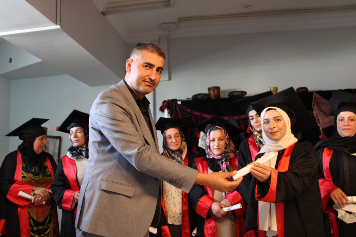 EdremitAdem's tweet photo. @AdemKoyici kursiyerlerimizin hazırlamış olduğu  yıl sonu gösterisi vakıf müdürü ve koordinatörlerin katılımı ile gerçekleştirildi.Drama,şiir dinletileri, oyunlar ve şarkılar eşliğinde gerçekleştirilenprogramımızda emeği geçenöğretmenlerimize ve kursiyerlerimize teşekkür ederiz. https://t.co/gr5Qk8c5kB