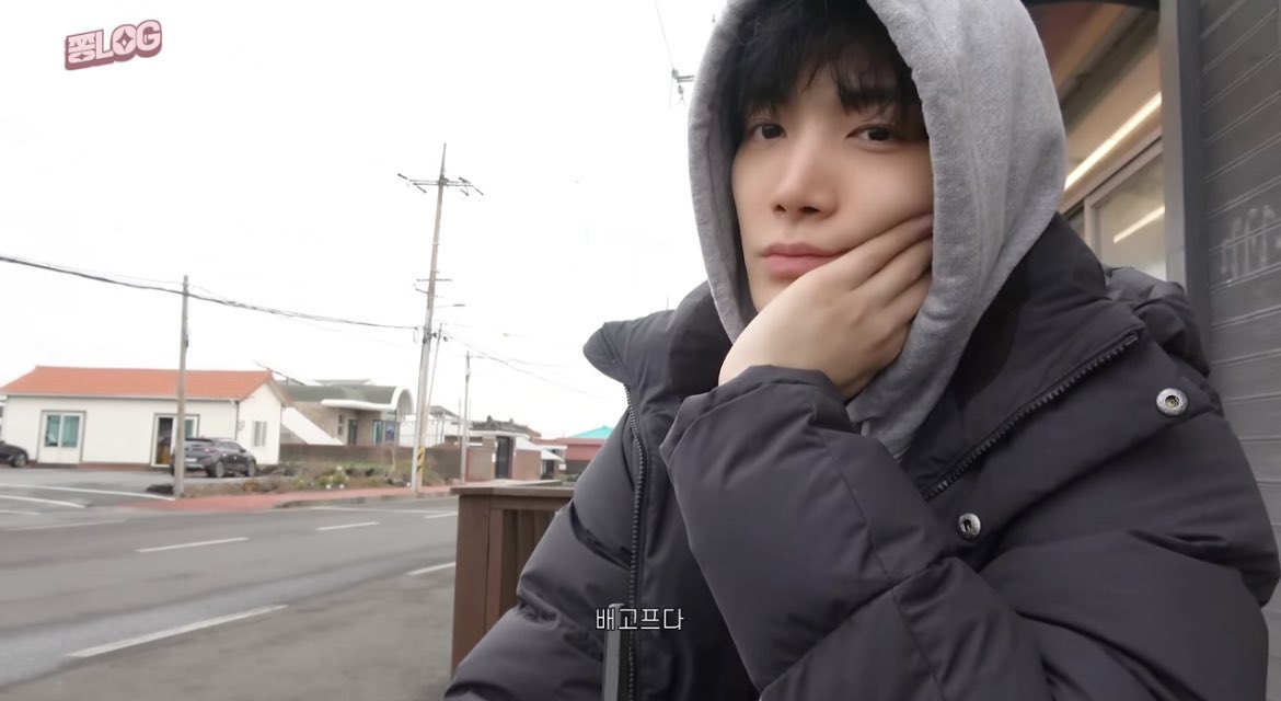 황민얀 술 깨라고 데리고 나와서 편의점 간이 테이블에 앉혀놓고 아이스크림이랑 상쾌한(특별히 젤리로 삼) 입에 물려주고는 반대편에서 저러고 보고 있을 것 같음.. 한참 있다가 깼냐? 물어보면 고개 절레절레 흔드는 물복인간 땜에 기가 차 죽겠는데 버리고 갈 수는 없어서 기다리는 중임.