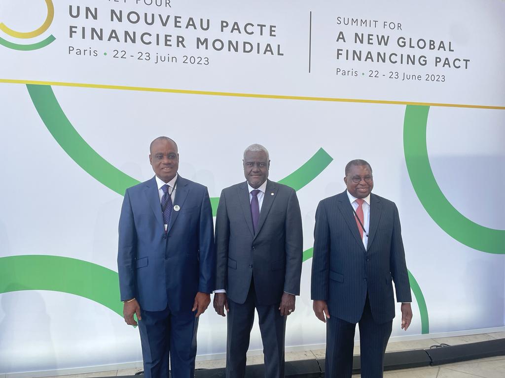 Chair of #CoMSSA's Regional Mayors Forum - Mayor of Kloto 1, Togo @YDogbatse - meets with the President of the AU Commission, @AUC_MoussaFaki  alongside the Summit for a #NewGlobalFinancialPact in Paris & agree to meet soon to discuss engagement between CoM SSA & @_AfricanUnion