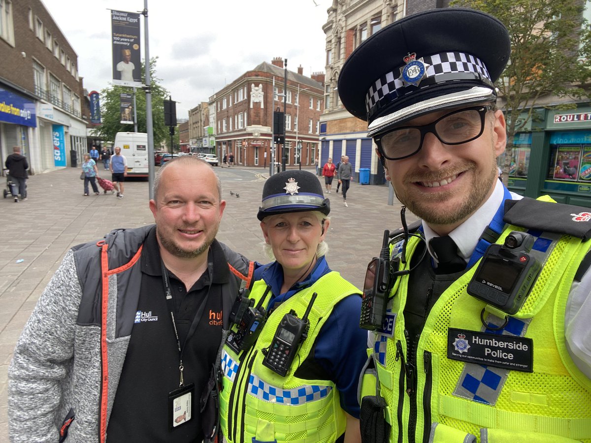 Great to join @HumberbeatHULL and @Hullccnews on patrol across #Hull #CityCentre this morning. Really positive to speak with members of the community and local businesses - many enjoying the water fountains too! ⛲️
One male arrested for Prison Recall.
#InYourCommunity