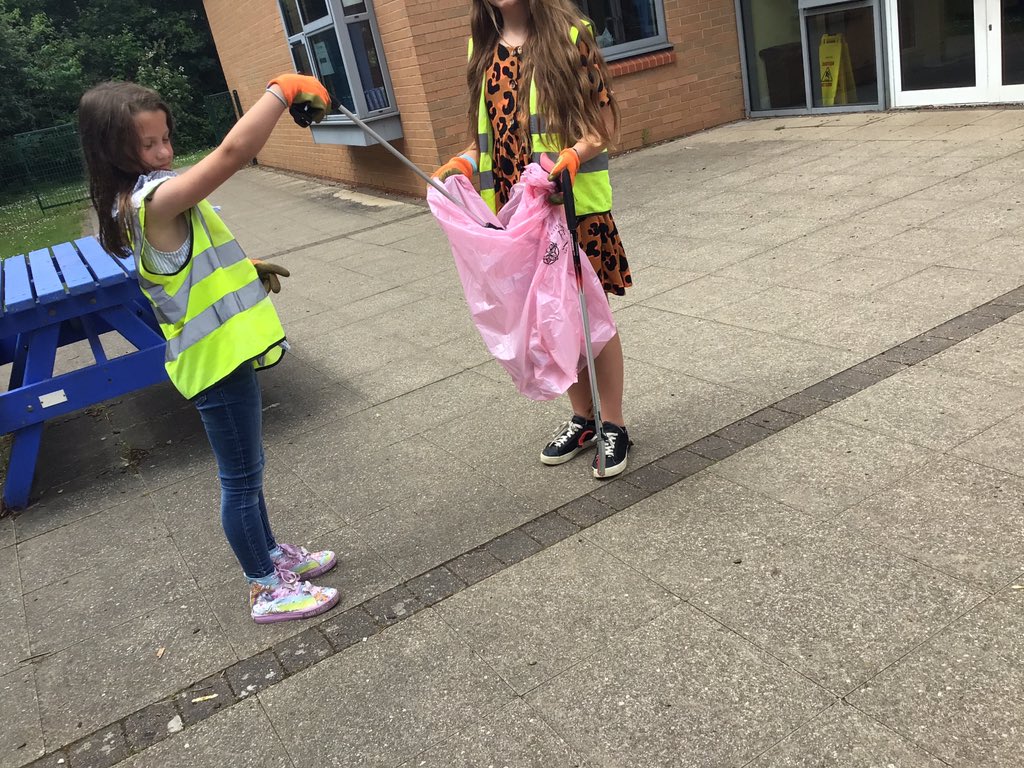 A new enthusiastic group of litter pickers ! 😁