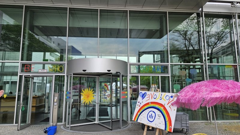 allianz_de's tweet photo. Der #AllianzPride Wagen macht sich bereit für den morgigen #CSDMuenchen, die vielleicht größte Parade der Stadtgeschichte. Und unser #AllianzCampus präsentiert sich so bunt wie nie – DANKE👏 an das Gymnasium #Unterföhring.🏳️‍🌈 https://t.co/TEoBOO7oOm