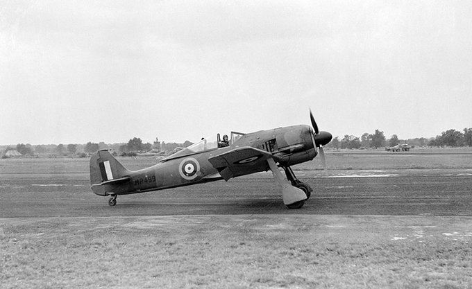 1942'de bugün: Bristol Kanalı'nı Manş Denizi'yle karıştıran Üsteğmen Armin Faber, Fw 190'ıyla Pembrey Havaalanı'na indi. Uçak, İngilizlerin sağlam ele geçirip inceleyebildikleri ilk FW-190 oldu. Fw-190 o vakit yarıçaplı dönüş haricinde tüm yönlerden Spitfire Mk. V'dan üstündü.