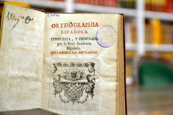 La RAE trabaja desde el s. XVIII en la ortografía de la lengua española. En el Archivo se conservan los papeles para la composición de las diferentes ediciones (ow.ly/F4jt50OQcHI) y las láminas metálicas que sirvieron para ilustrarlas (ow.ly/VAeQ50OQcHJ).