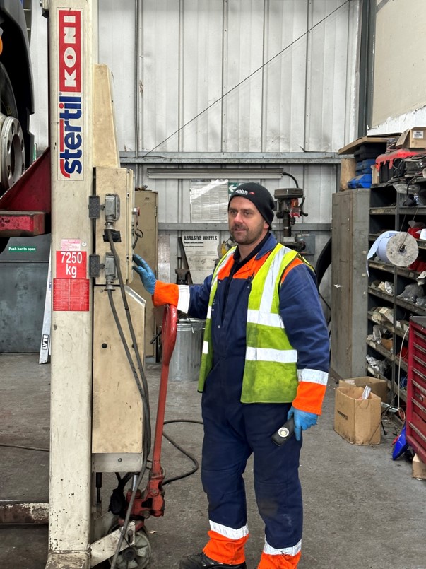 Who wore it best? Viggo or Arron from our Doncaster site? 🤔

There's only one winner for us! 

#FridayFeeling #FriYAY #HighVis #ViggoVenn #WhoWoreItBest #Funny #TeamMotus #MotusCommercials #MotusCommercialsCareers