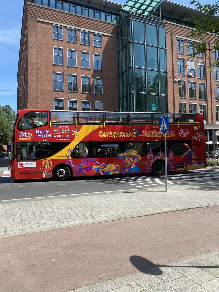 DE bus! DRIE keer in korte tijd dat ik even naar #waterlooplein was en 1 #touringcar die dan mensen dropt die verder nergens wat gaan doen? Niet naar #Rembrandthuis niet #shoppen niets #lunchen. Wat levert het de buurt op?? #pretpark #amsterdamlife