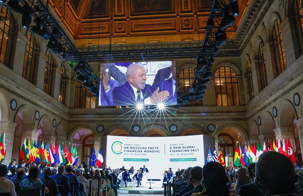 revistaforum's tweet photo. 🎥 Lula faz discurso histórico contra desigualdade e mira sistema financeiro em Paris

Falando de improviso para cerca de 100 chefes de Estado, Lula atacou o Banco Mundial e o FMI, falou da Palestina e do acordo do Mercosul com a UE

ASSISTA NA ÍNTEGRA: https://t.co/aRJbMq07VL https://t.co/RnxzRgzV8e
