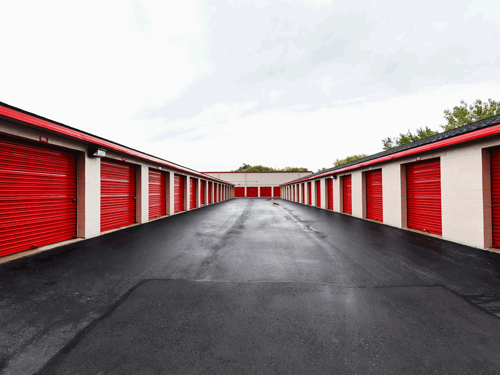 RentSelfStorage's tweet image. Drive up #storageunits are sometimes preferred over indoor units. Find out which one is right for you on our blog. #MovingTips #StorageTips sroa.com/blog/storage-t…