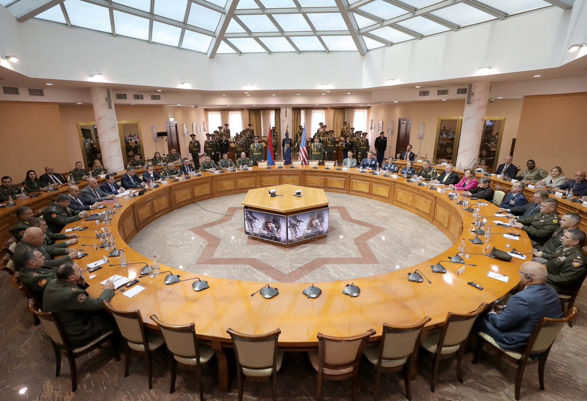 papikyan_suren's tweet photo. 🇦🇲🇺🇸 Governor of Kansas Laura Kelly and I delivered a welcoming speech. During the ceremonial meeting, the outcomes of the achievements recorded over 20 years of cooperation were summed up. https://t.co/kgLu21eACG