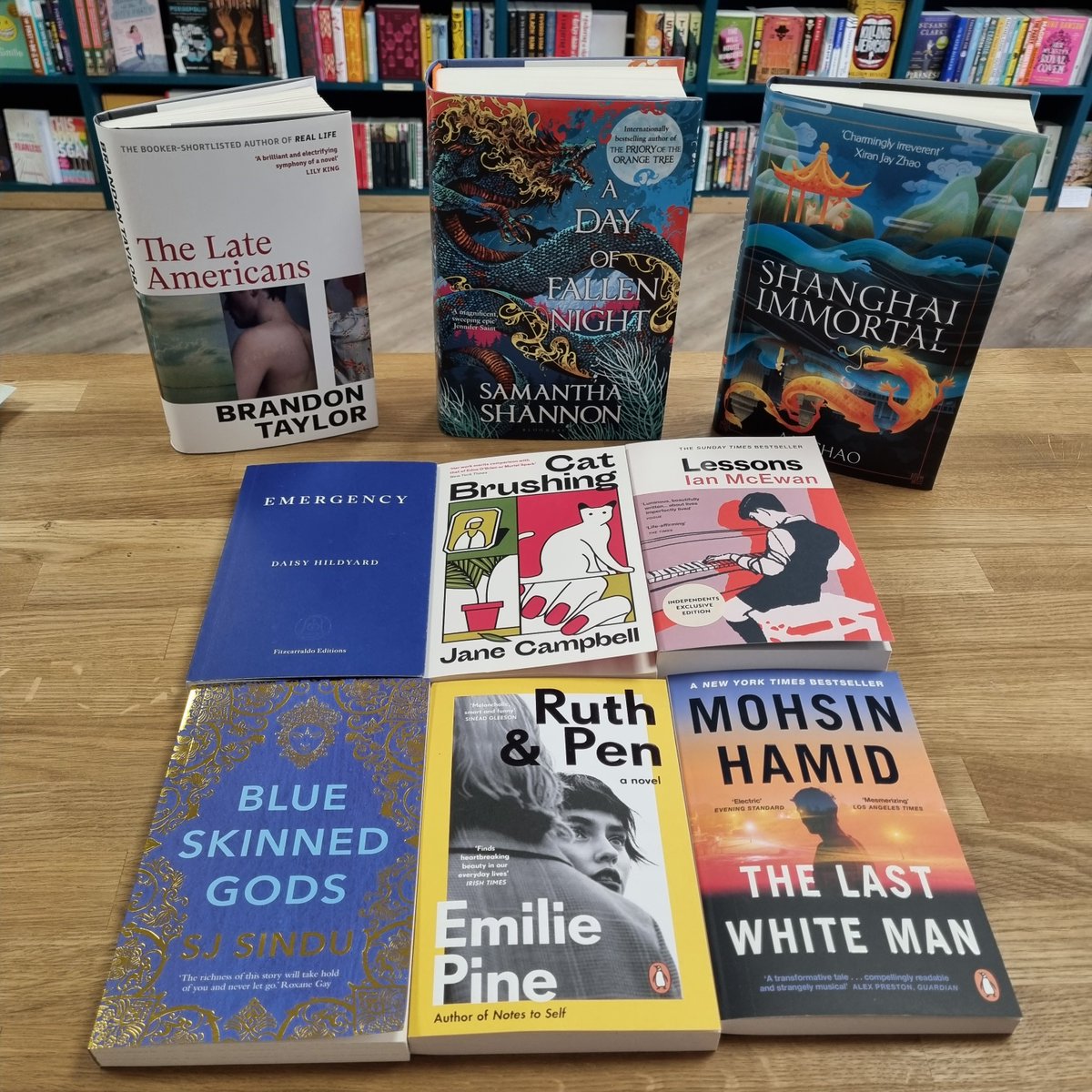 Looks like we're in for another warm weekend, so why not pick up a good book to spend it with? 
P.s. We're opening until 5pm on Saturdays over the summer. Everyone should be reading in or near grass by 5.05pm. ☀️🌿