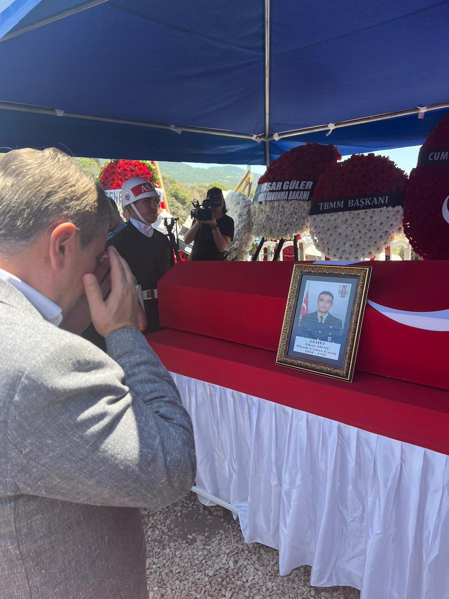 Mustafa_Destici's tweet photo. P. Uzm. Çvş. Alpay Aras şehidimizi memleketi Antalya Alanya Aliefendi mahallesinden tekbirlerle Hakk’a uğurladık. Babası Hüseyin Abi’ye, annesi, aile efradı ve yakınları ile komşularına taziyelerimizi ilettik. 
Mekanı cennet, makamı âli eylesin. https://t.co/oppAhoUIbX