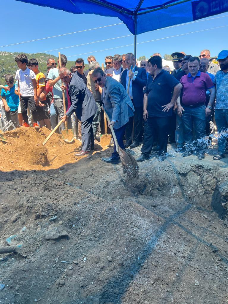 Mustafa_Destici's tweet photo. P. Uzm. Çvş. Alpay Aras şehidimizi memleketi Antalya Alanya Aliefendi mahallesinden tekbirlerle Hakk’a uğurladık. Babası Hüseyin Abi’ye, annesi, aile efradı ve yakınları ile komşularına taziyelerimizi ilettik. 
Mekanı cennet, makamı âli eylesin. https://t.co/oppAhoUIbX