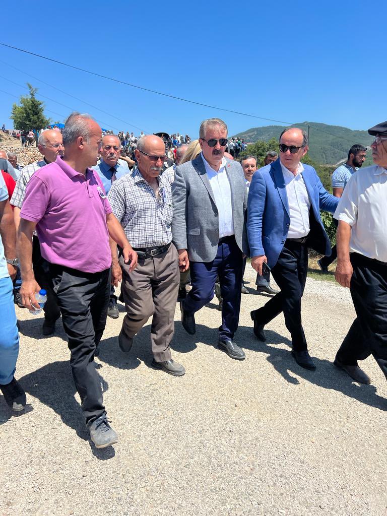 Mustafa_Destici's tweet photo. P. Uzm. Çvş. Alpay Aras şehidimizi memleketi Antalya Alanya Aliefendi mahallesinden tekbirlerle Hakk’a uğurladık. Babası Hüseyin Abi’ye, annesi, aile efradı ve yakınları ile komşularına taziyelerimizi ilettik. 
Mekanı cennet, makamı âli eylesin. https://t.co/oppAhoUIbX