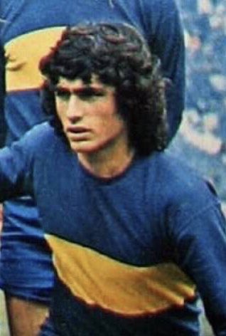 ccamposfutbol's tweet photo. 23/06/1957 nace Camilo Carlos Benzi Pérez,ex delantero que jugó en Everton 1975-1975 y 1978;Audax Ita.1977;Cobreloa 1979;https://t.co/f9ZjI72bXyólica 1980;Coquimbo Unido 1981-1982;Palestino 1982-1983;U.San Felipe 1984-1985;San Luis 1986;Iván Mayo 1987. Campeón con Everton 1976. https://t.co/RXQCtWdfdQ