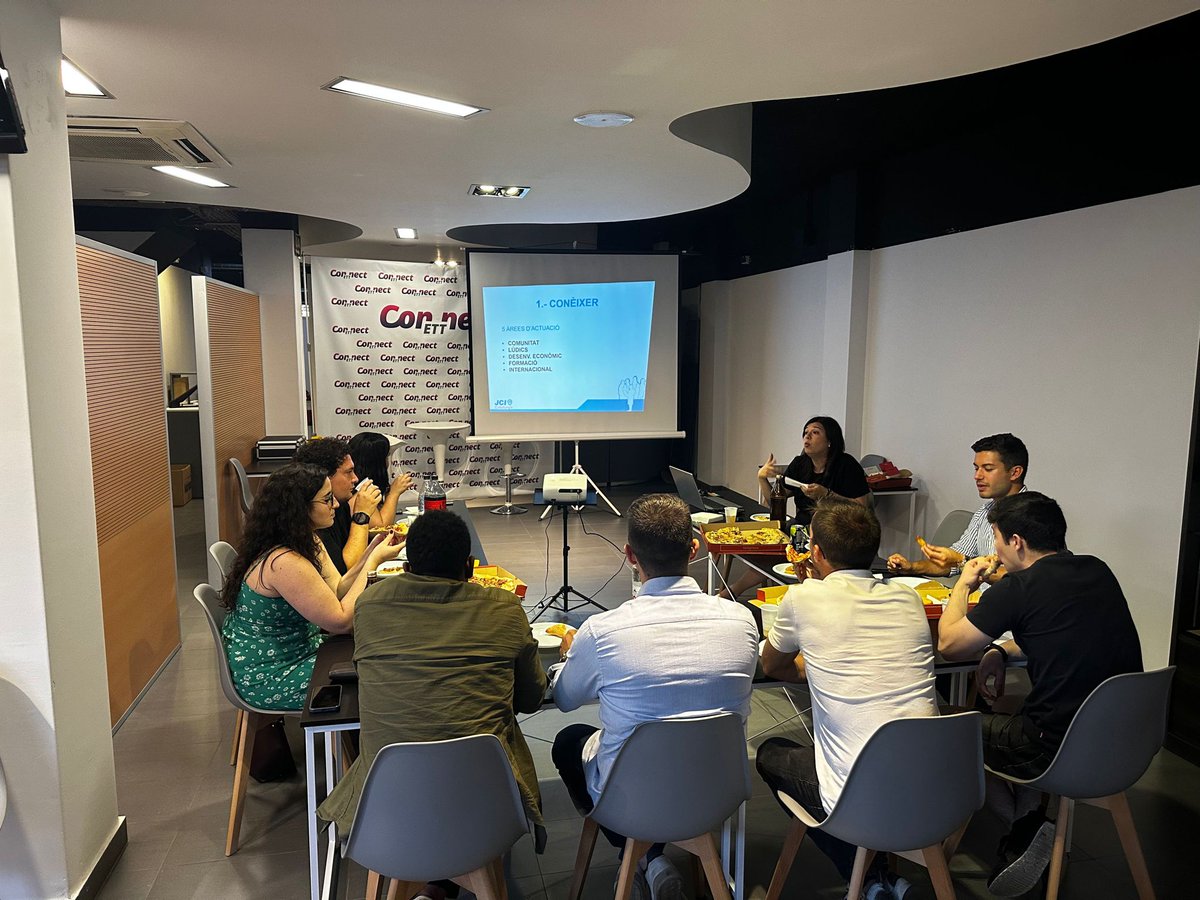 Ahir vam fer una trobada "Coneix la  JCI" amb diversos joves.

#jci #leadingisourduty #igualada #anoia