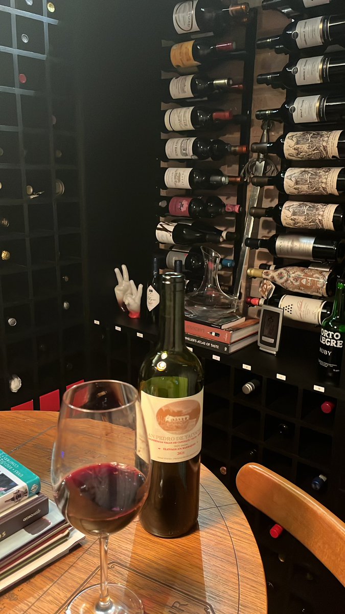 Argentine wine from Salta.
A very good blend.
With black and red fruits, plum, cherries and raspberry.
Still young, but with soft tannins.
A little alcoholic, you have to let it breathe for a while.
Vinho Argentino
#wine