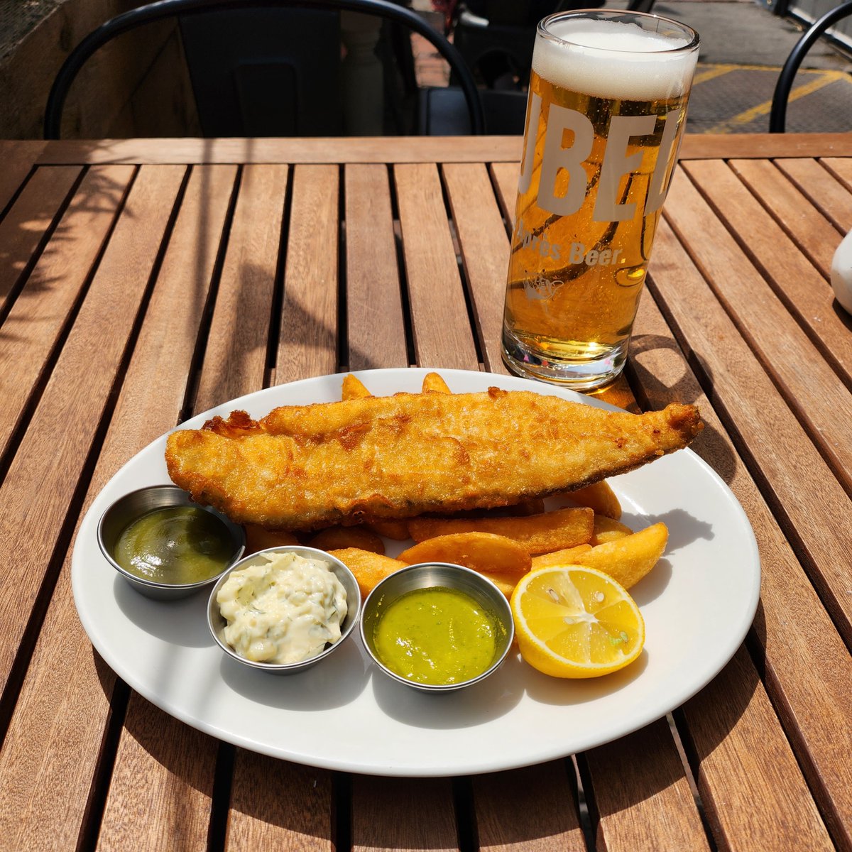 It's Fridayyy, which means it's time for pub classics

Fish & Chips with a pint, can you get more Britsh than that? 🇬🇧

Also, has anyone tried our recently added Jubel Grapefruit? Perfect for these sunny afternoons

#Durellarms #Summer #pubclassics #fishandchips #jubel